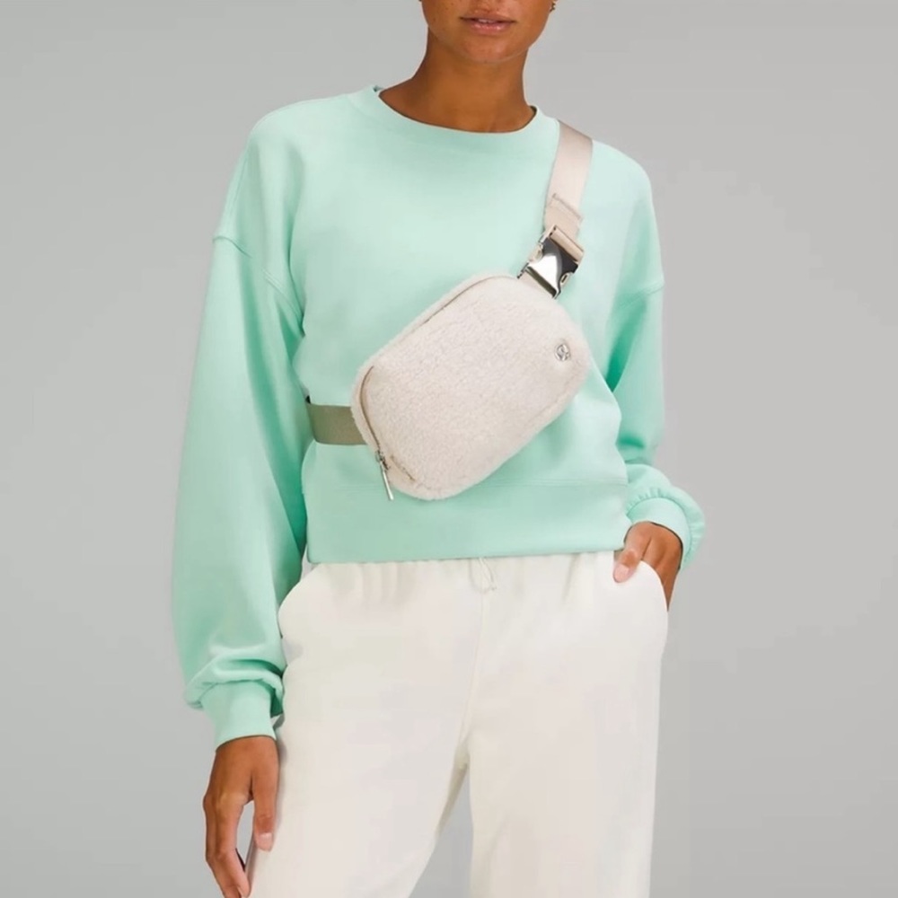 New Lululemon Everywhere Fleece Belt Bag in
Natural Ivory/ Trench NWT